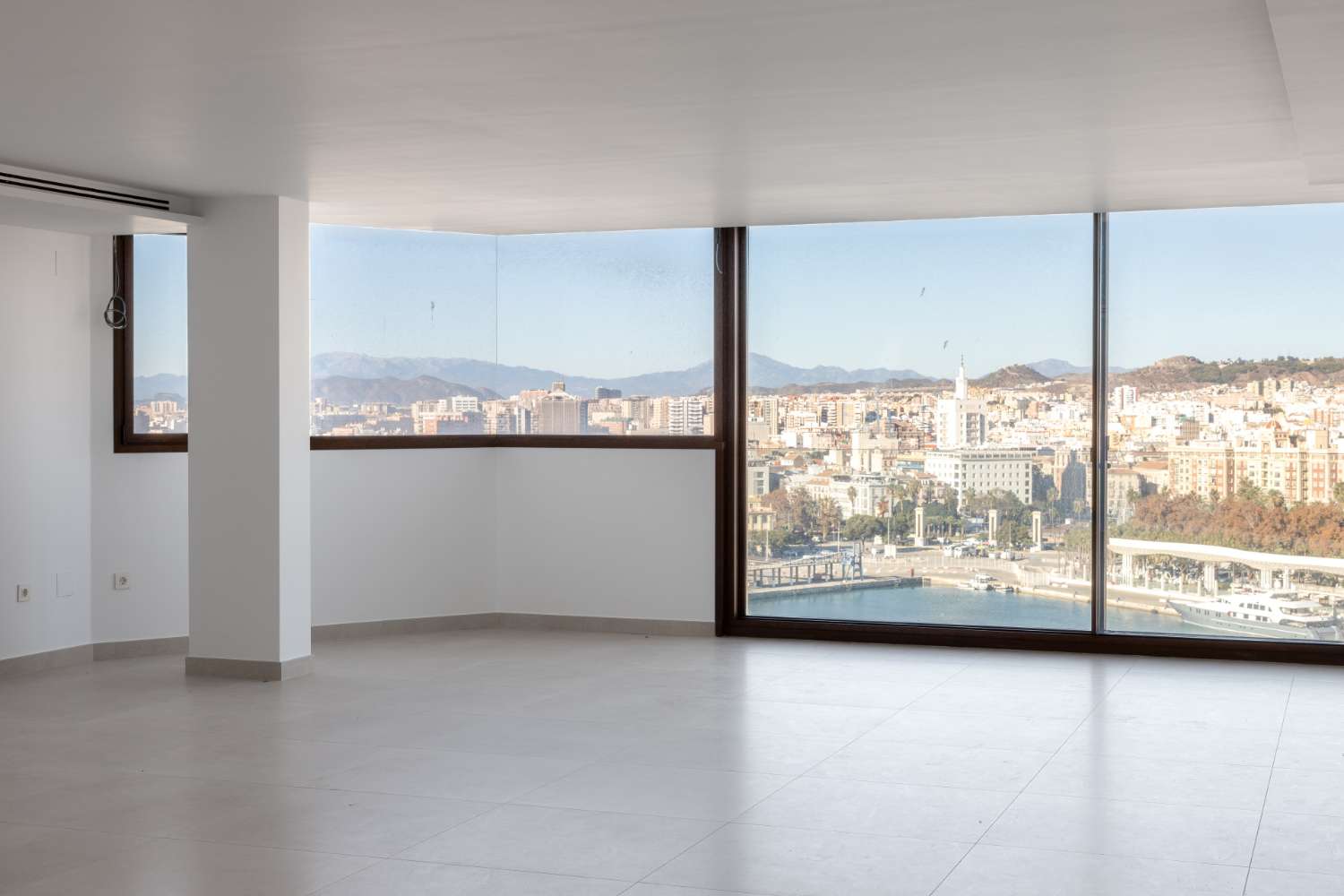 Appartement avec vue sur le port et la mer de la ville de Malaga
