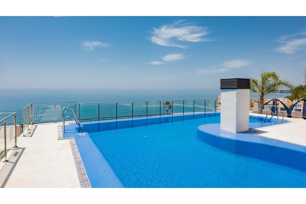 Apartment with large terrace and sea views a few steps from the beach on the New Golden Mile