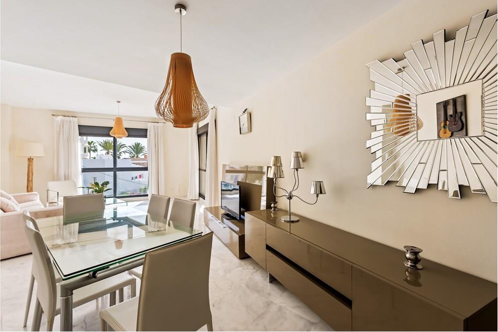 Apartment with large terrace and sea views a few steps from the beach on the New Golden Mile