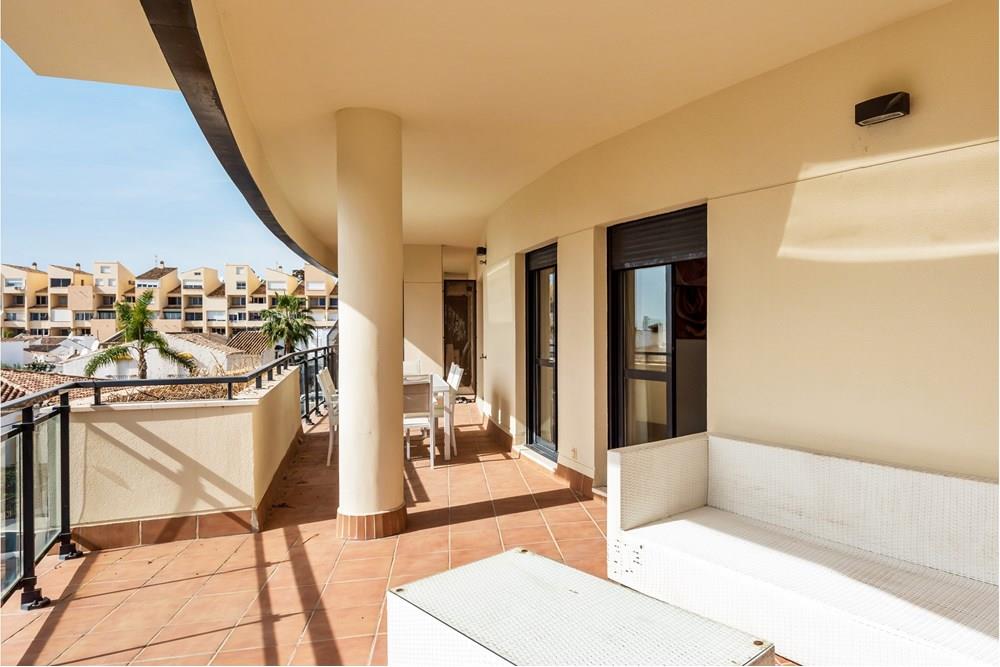 Appartement met groot terras en uitzicht op zee op een steenworp afstand van het strand aan de New Golden Mile