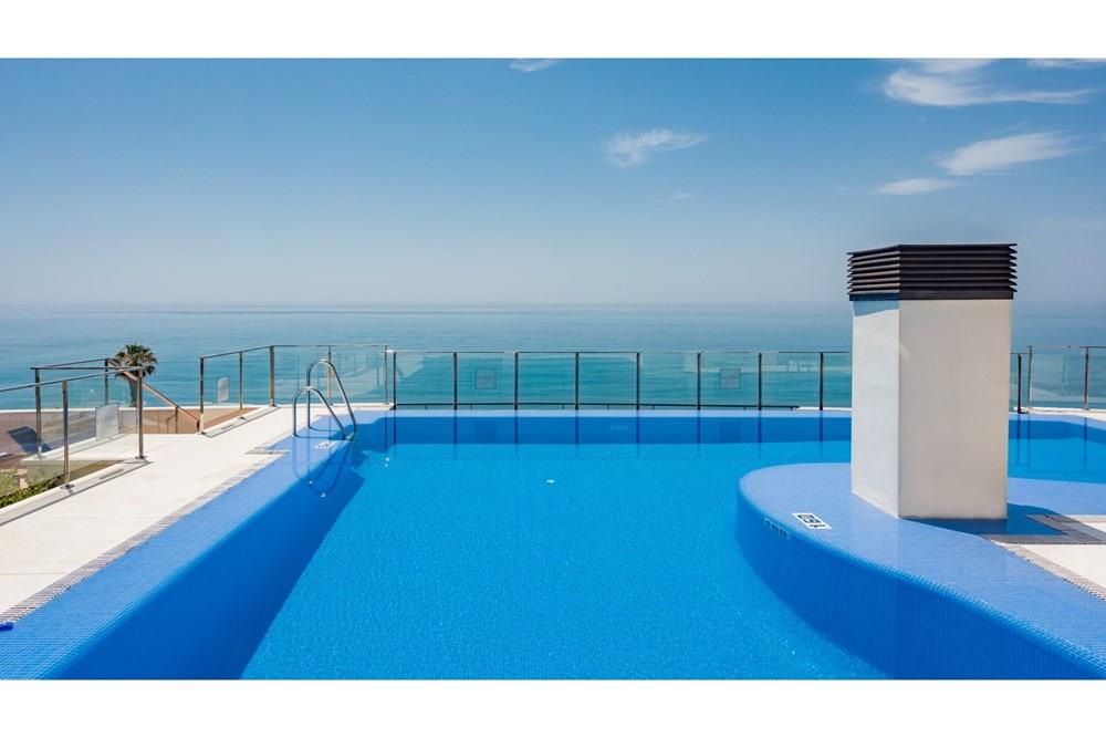 Apartment with large terrace and sea views a few steps from the beach on the New Golden Mile