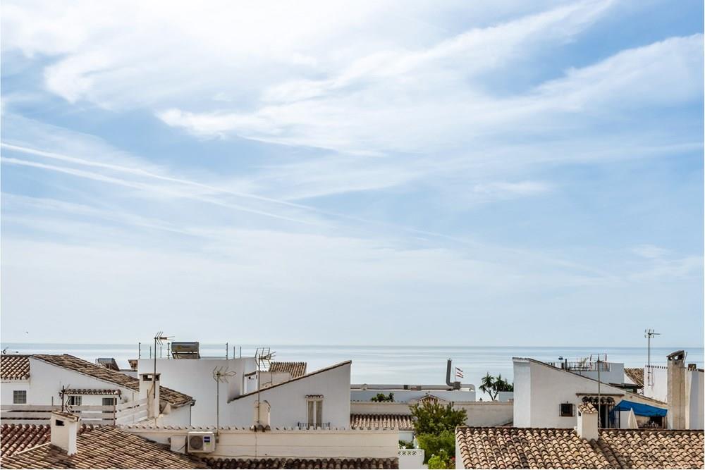 Appartement met groot terras en uitzicht op zee op een steenworp afstand van het strand aan de New Golden Mile