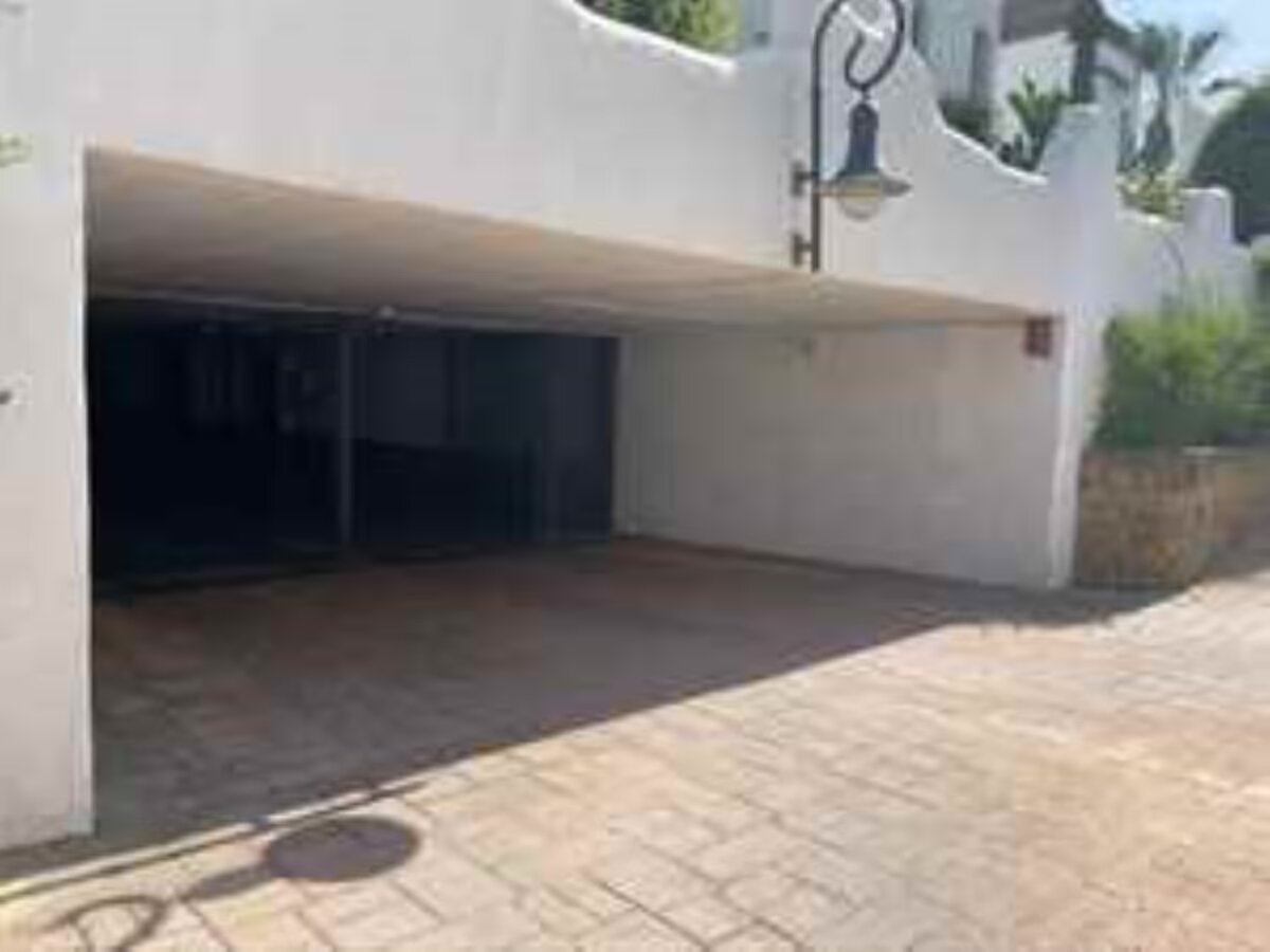 Lot for sale with 8 parking spaces with very large storage rooms in Sotogrande Cadiz