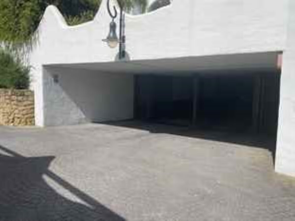 Lot for sale with 8 parking spaces with very large storage rooms in Sotogrande Cadiz