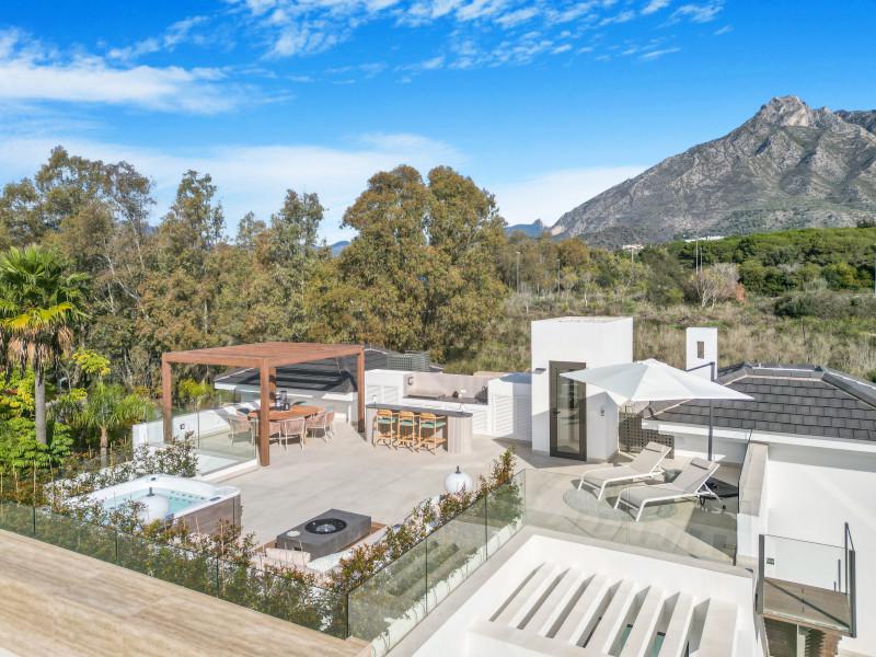 Exclusiva villa de seis dormitorios con orientación sur en la prestigiosa comunidad cerrada, Villas Del Marquez en la Milla de Oro de Marbella