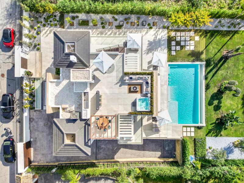 Exclusiva villa de seis dormitorios con orientación sur en la prestigiosa comunidad cerrada, Villas Del Marquez en la Milla de Oro de Marbella