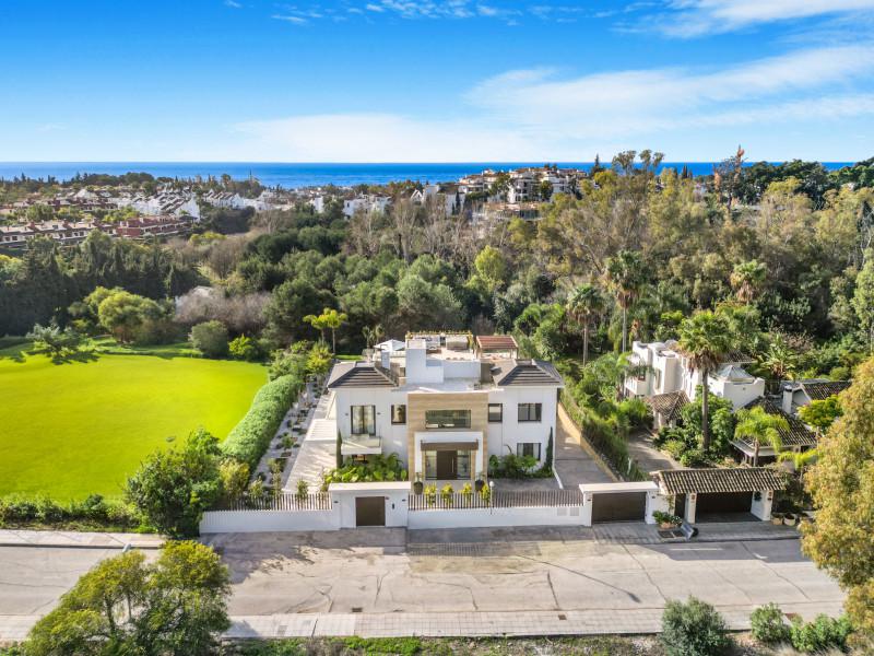 Exclusiva villa de seis dormitorios con orientación sur en la prestigiosa comunidad cerrada, Villas Del Marquez en la Milla de Oro de Marbella