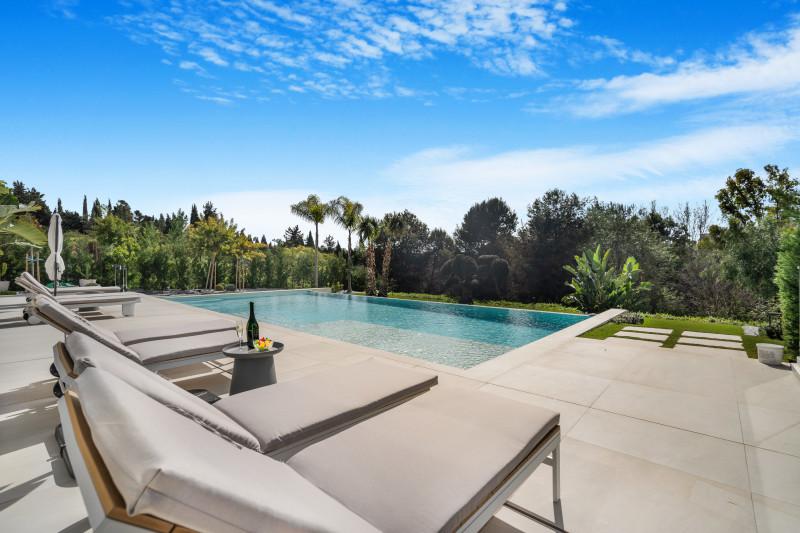 Exclusiva villa de seis dormitorios con orientación sur en la prestigiosa comunidad cerrada, Villas Del Marquez en la Milla de Oro de Marbella